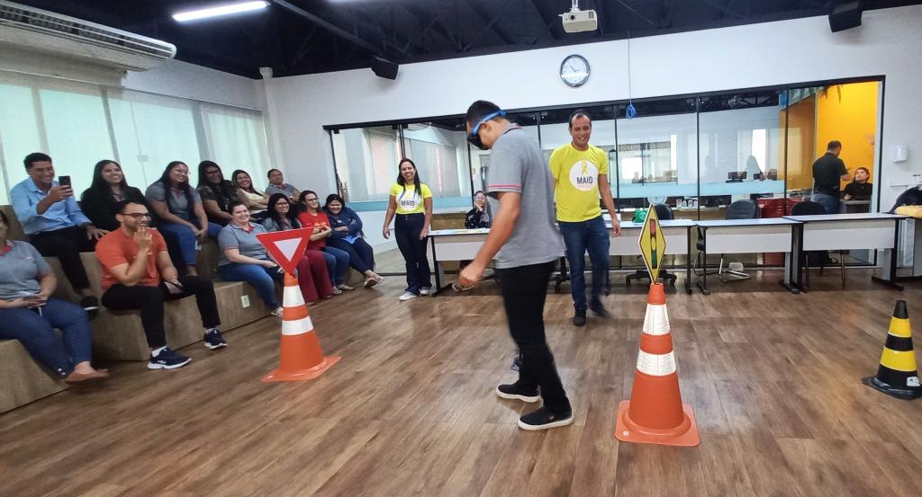 Detran realiza ação educativa em rede de postos de combustível como parte da campanha Maio Amarelo - 